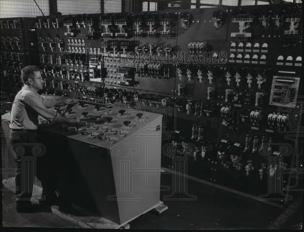 1955 Press Photo Part of 86 Foot Long Panel Made by Culter-Hammer, Incorporated - Historic Images