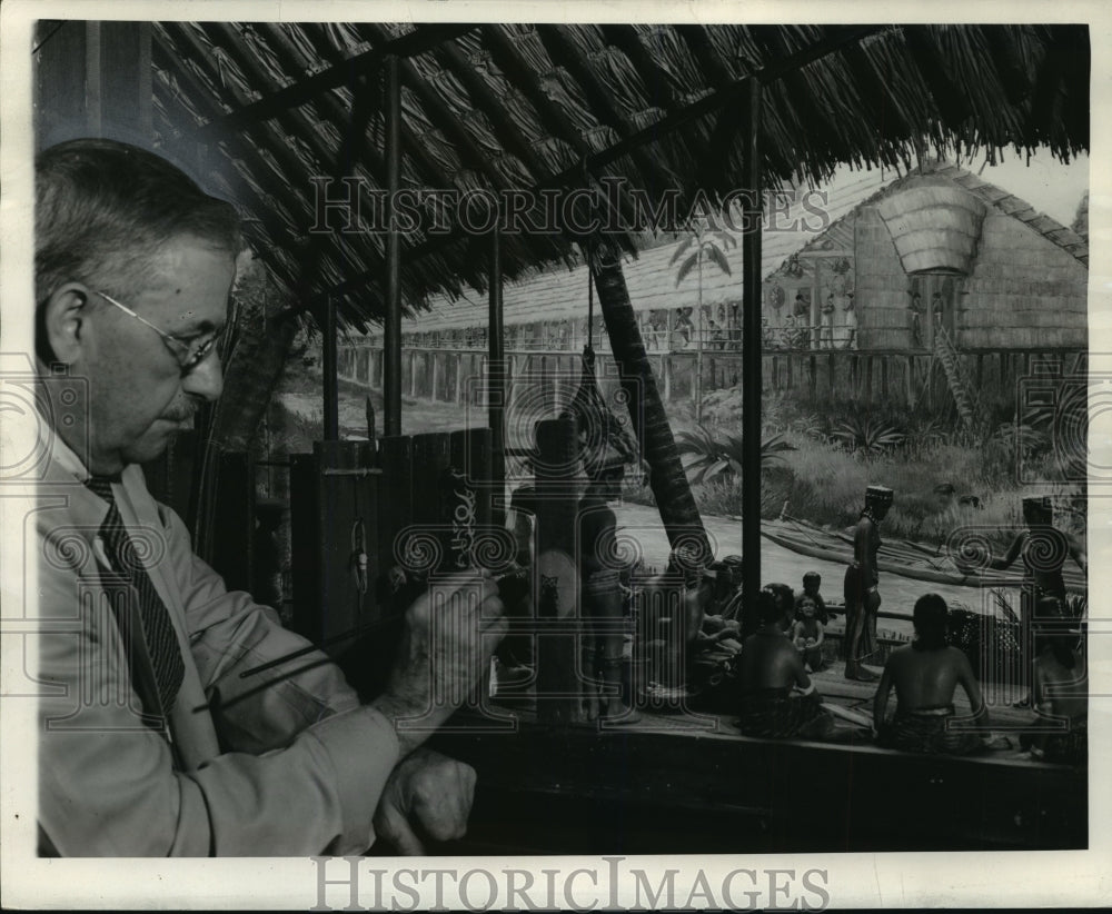 1940 Press Photo Charles R. Porteus-Museum Artist&#39;s British Borneo Miniature- Historic Images