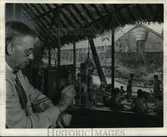 1940 Press Photo Charles R. Porteus-Museum Artist's British Borneo Miniature- Historic Images