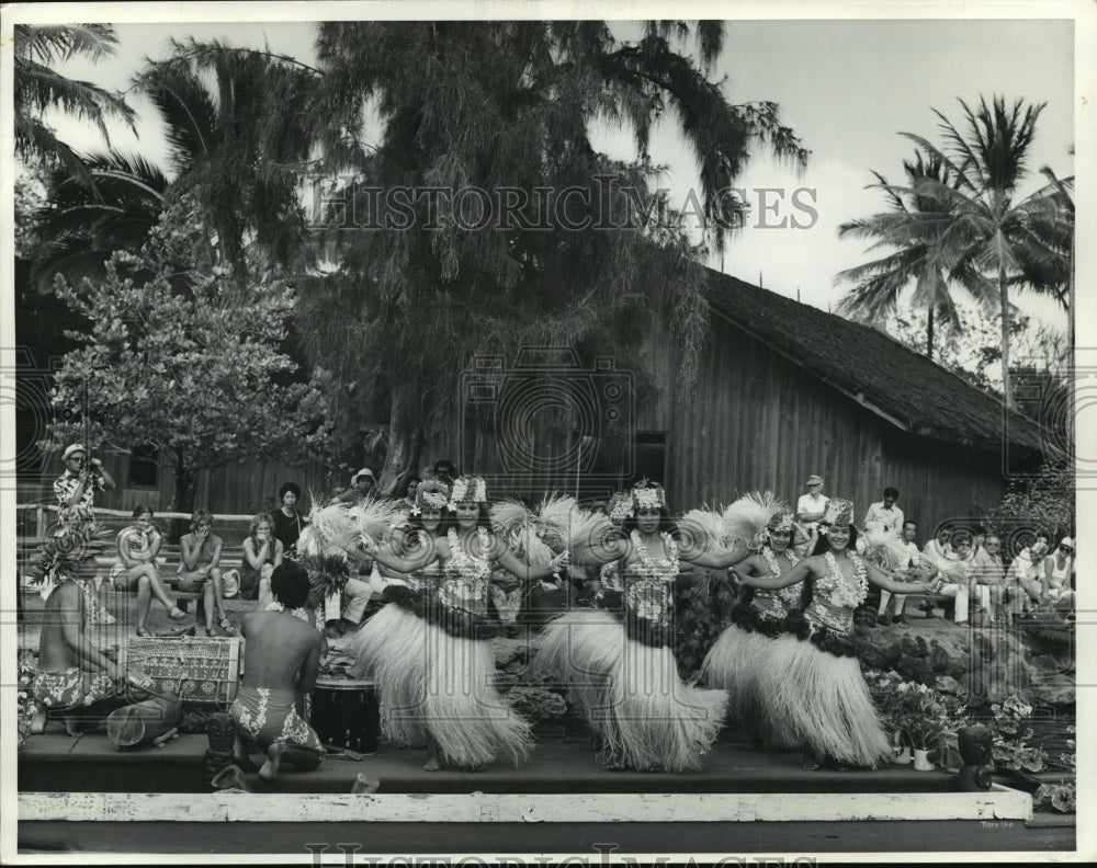 1987 Press Photo Pacific island cultures of Tahiti depicted on Oahu's shore- Historic Images