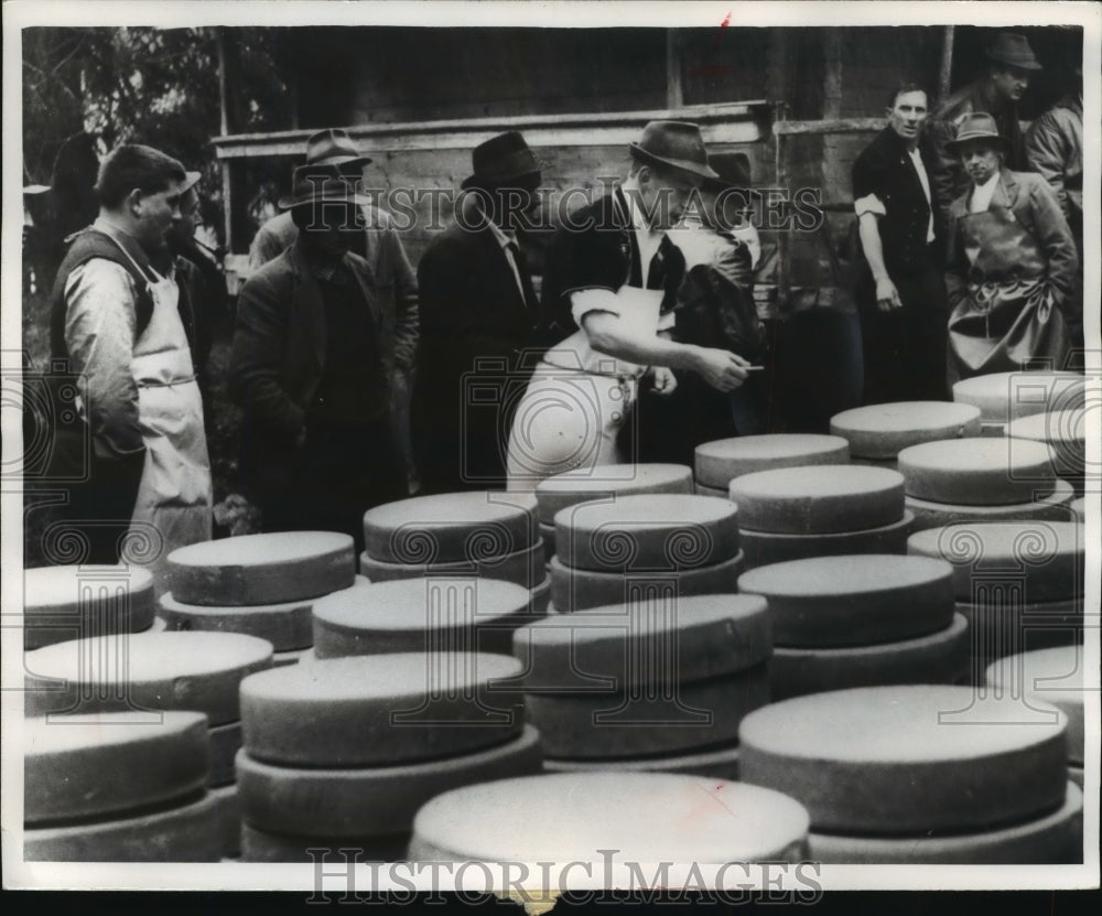 1968 Press Photo Mmber of Alp Corporation Counts Cheese While Farmers Wait- Historic Images