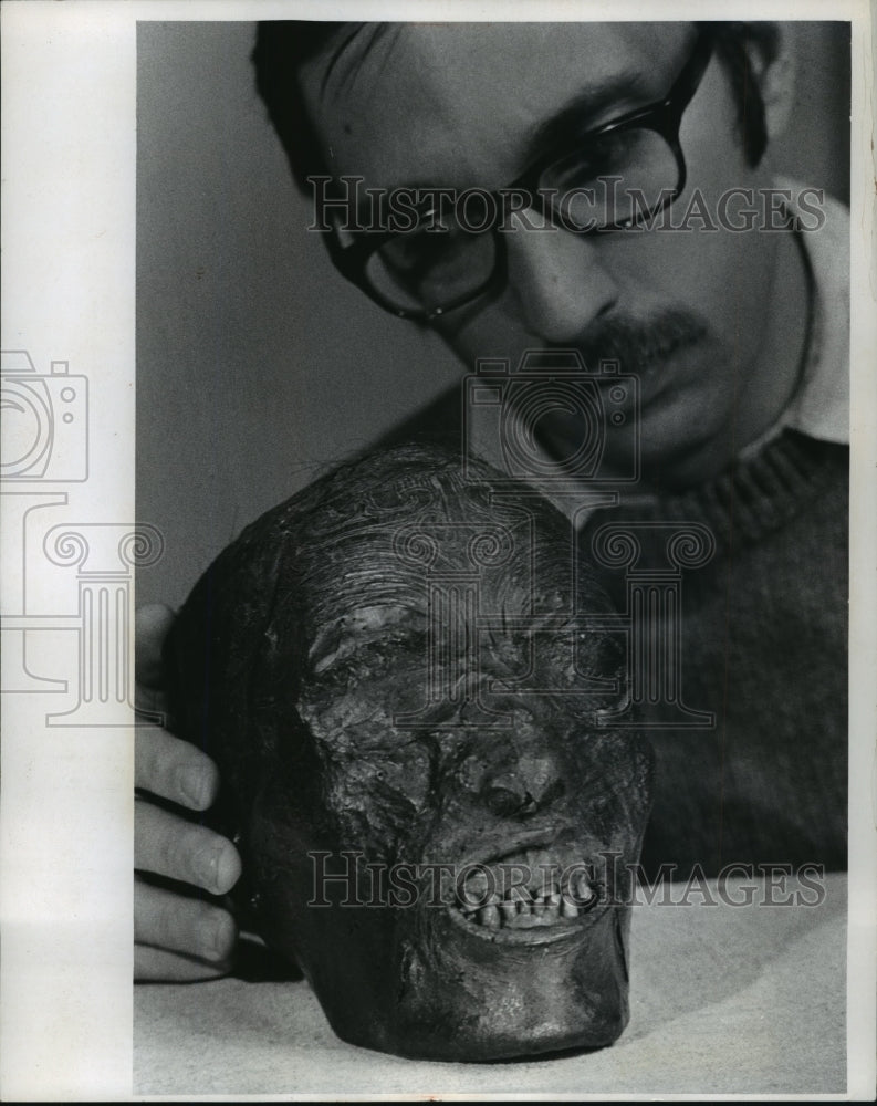 1970 Press Photo Stephen Schwartz, Assistant Curator of Anthropology, Milwaukee- Historic Images