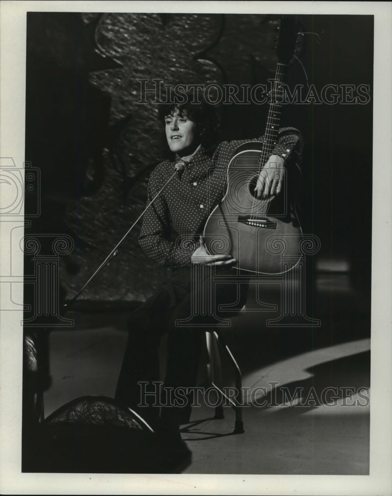 1969 Press Photo Folk-Pop Singer Donovan on &quot;This is Tom Jones&quot; - mjx27658- Historic Images