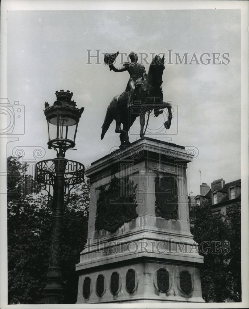 1944 Press Photo Statue of Willem of Holland in Luxembourg - mjx27995