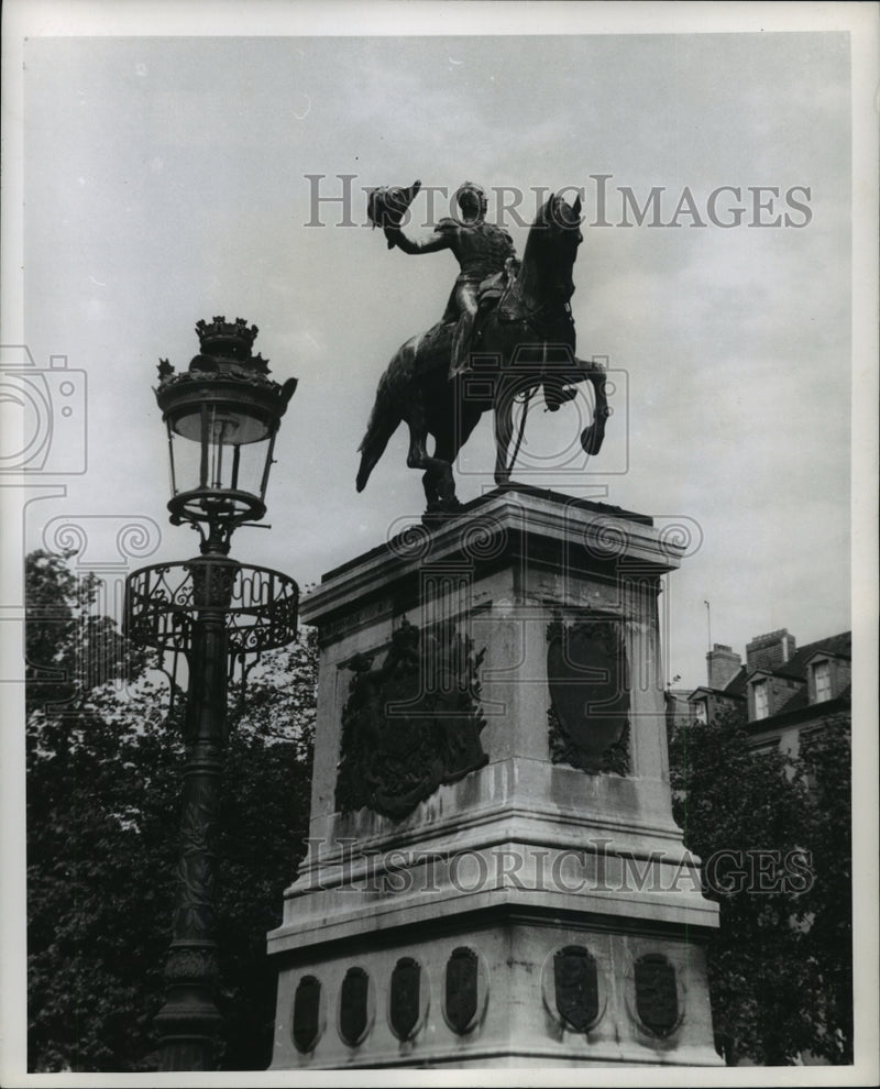 Load image into Gallery viewer, 1944 Press Photo Statue of Willem of Holland in Luxembourg - mjx27995
