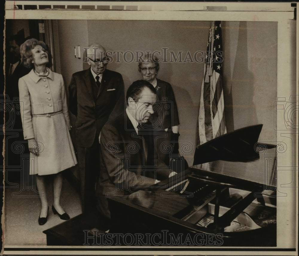 1974 Press Photo President Nixon Playing Piano At The Truman Library - mjx28028- Historic Images