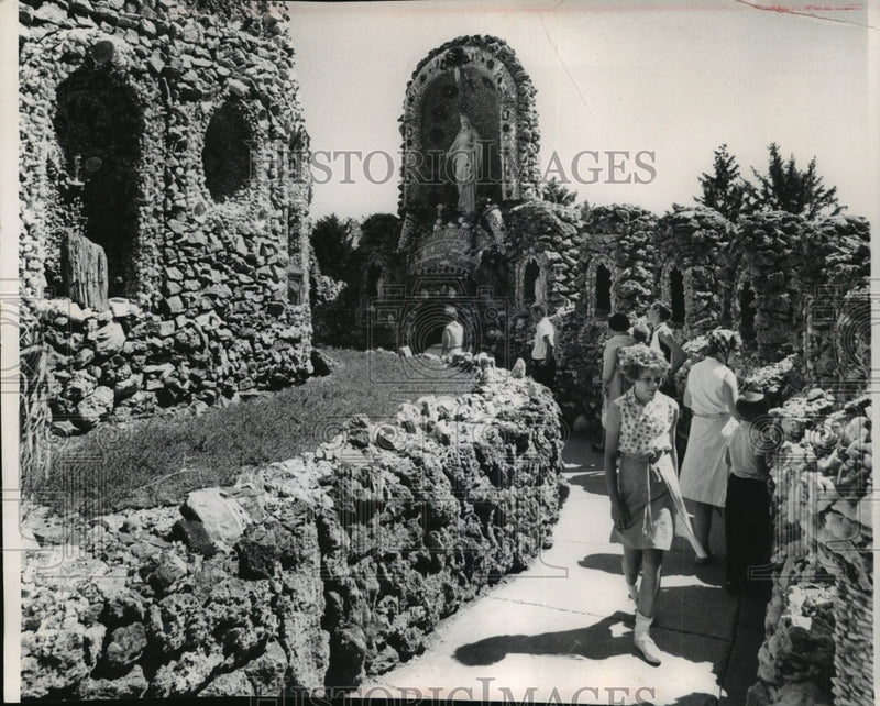 Load image into Gallery viewer, 1965 Press Photo Young people on path at the Dickeyville Shrine - mjx28169
