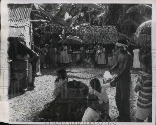 1954 Press Photo Natives of Inroj in Jaluit Atoll Of The Marshall Islands- Historic Images