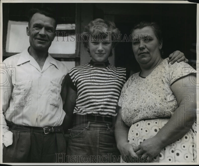 Load image into Gallery viewer, 1955 Press Photo Modernists Mr. and Mrs. William Saprikin With Daughter, Ellen
