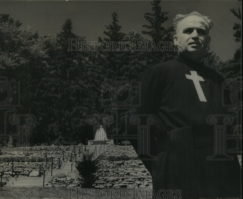 Load image into Gallery viewer, 1966 Press Photo Reverend Vitaliano Turci, Pastor Of St. Camillus Church
