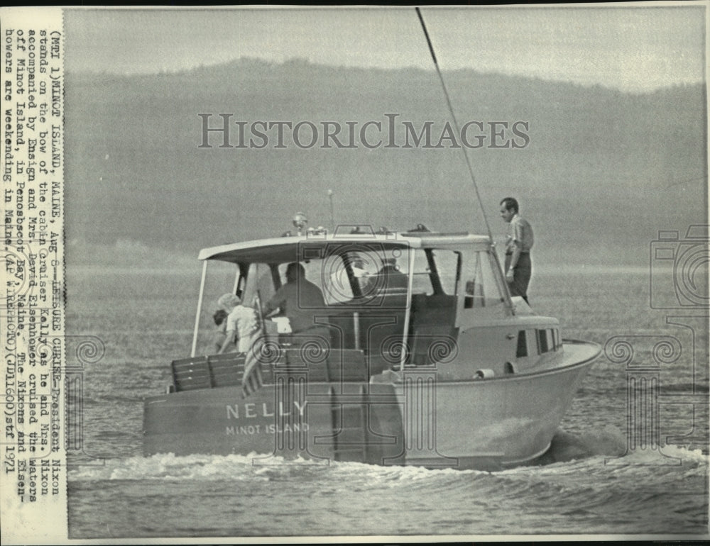 1971 Press Photo President Nixon and Family on Boat in Penosbscot Bay, Maine- Historic Images