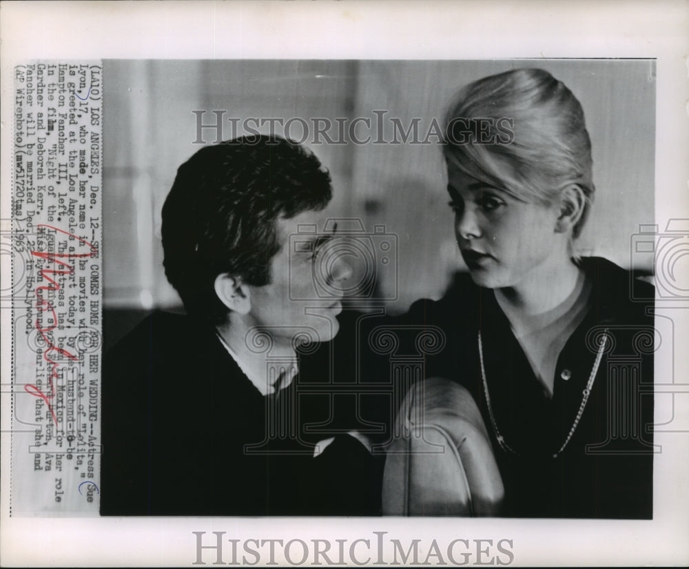 1963 Press Photo Sue Lyon Greeted at Airport by FiancÃ© Hampton Fancher III - Historic Images