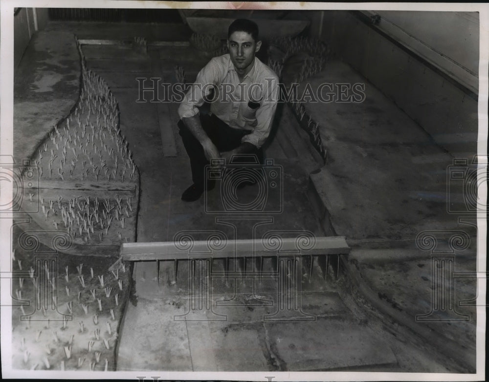 1963 Press Photo Engineer Mike Dorl With River Model At The Sub-Dam - mjx28501