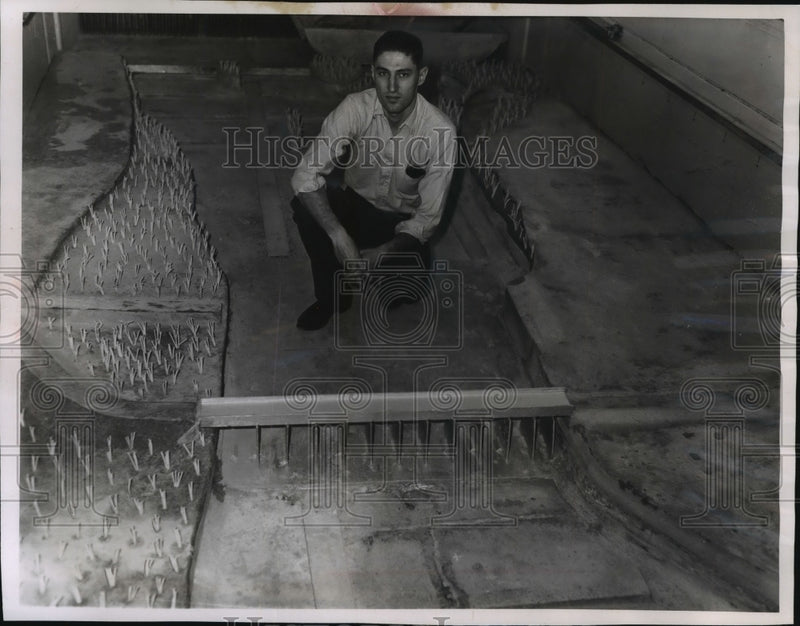 Load image into Gallery viewer, 1963 Press Photo Engineer Mike Dorl With River Model At The Sub-Dam - mjx28501
