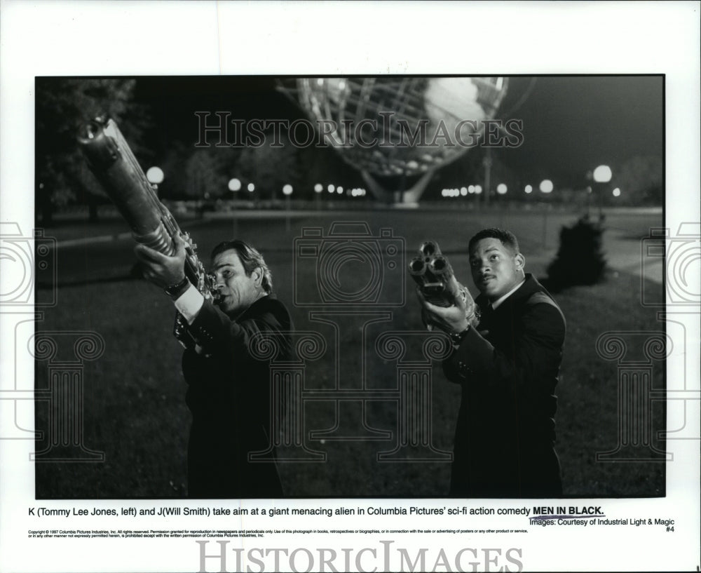 1997 Press Photo Tommy Lee Jones and Will Smith in &quot;Men In Black&quot; - mjx28547- Historic Images