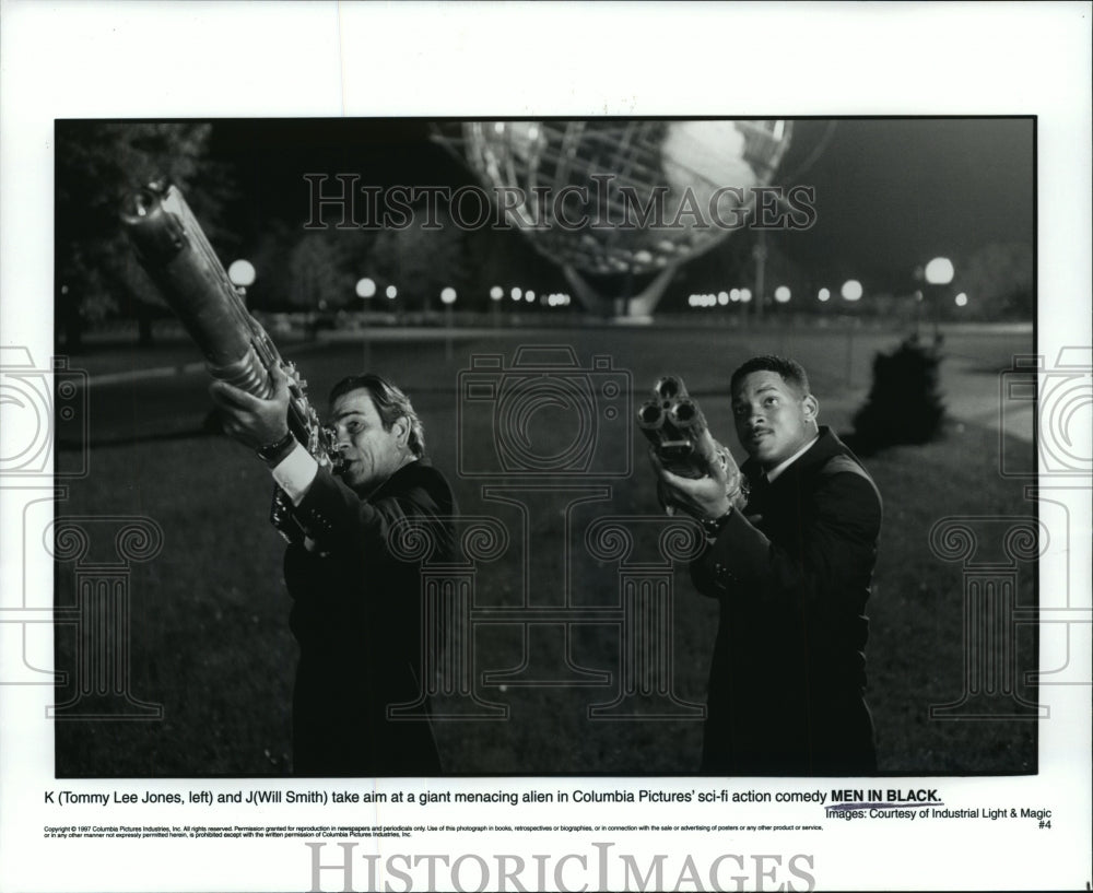 1997 Press Photo Tommy Lee Jones and Will Smith in "Men In Black" - mjx28547- Historic Images
