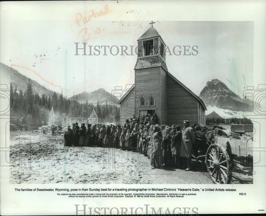 1981 Press Photo Sweetwater, Wyoming Families Pose in "Heaven's Gate"- Historic Images