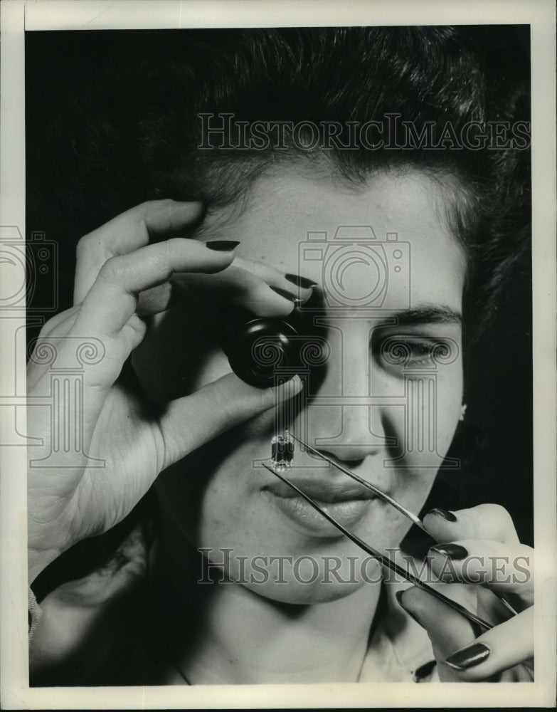 1942 Press Photo Observing an Emerald Cut Diamond of Six Carats- Historic Images