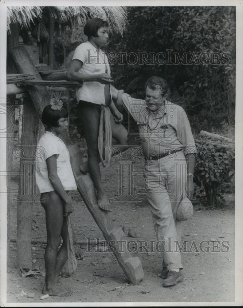 1959 Press Photo Murl Deusing Visiting the Cuna Indian Tribe island off Panama
