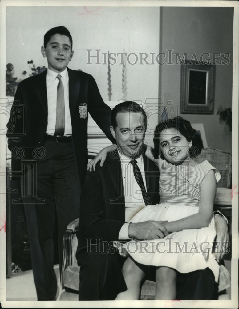 1961 Press Photo Personality Announcer Hugh Downs with Children Hugh and Deirdre- Historic Images