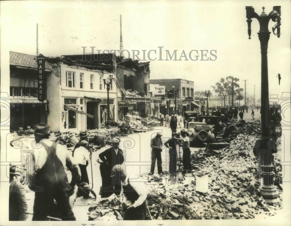 1933 Press Photo Compton Main Street Gets Dug Out After Earthquake, Los Angeles- Historic Images