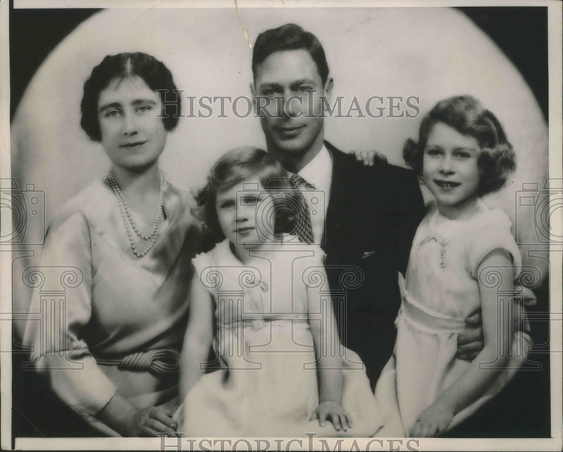 Load image into Gallery viewer, 1936 Press Photo The Duke &amp; Duchess of York and daughters Elizabeth and Rose
