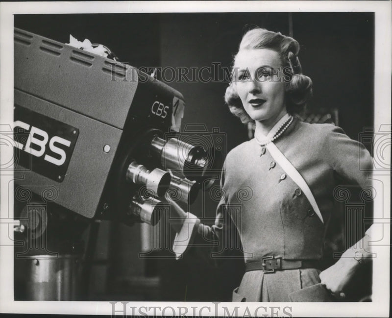 Load image into Gallery viewer, 1951 Press Photo Robin Chandler, Mrs. Angier Biddle Duke - mjx29172
