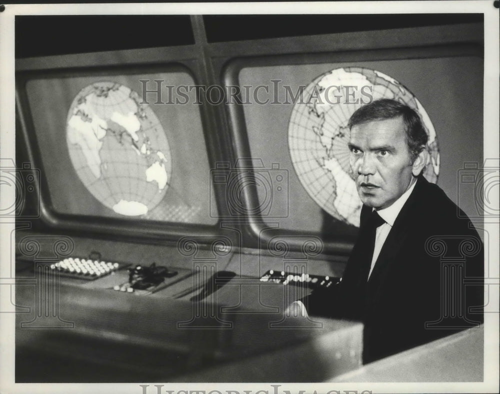 1980 Press Photo James Wainwright as Scientist Simon Quaid in &quot;Beyond Westworld&quot;- Historic Images