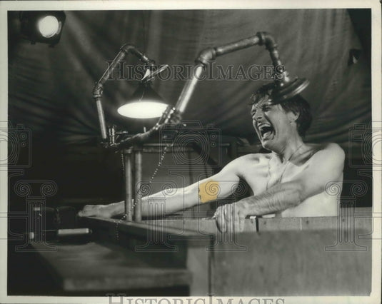 1981 Press Photo Alan Alda Singing in the Shower in 