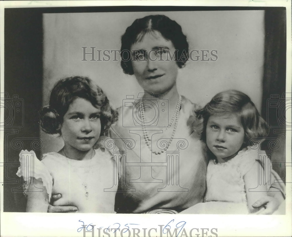 1934 Press Photo Elizabeth and Margaret with Mother, Duchess of York - mjx29289- Historic Images