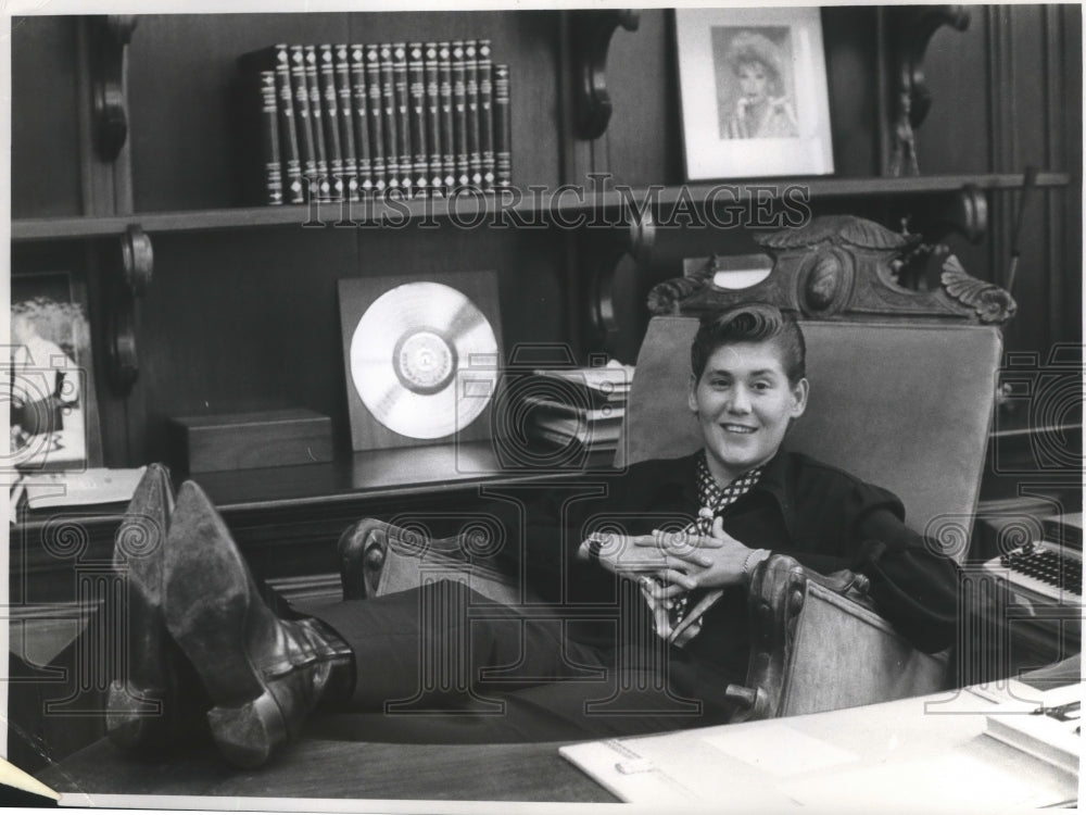 Press Photo Singer Wayne Newton and His Gold Album &quot;God is Alive&quot; - mjx29372