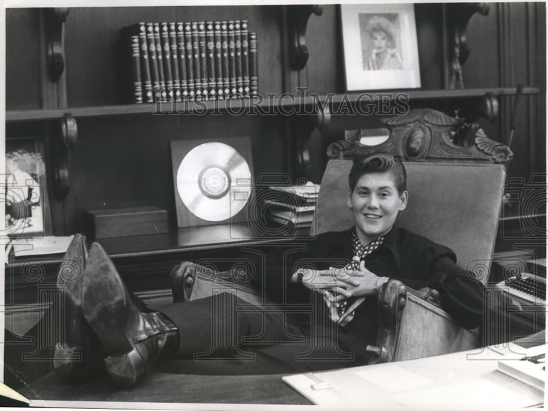 Load image into Gallery viewer, Press Photo Singer Wayne Newton and His Gold Album "God is Alive" - mjx29372
