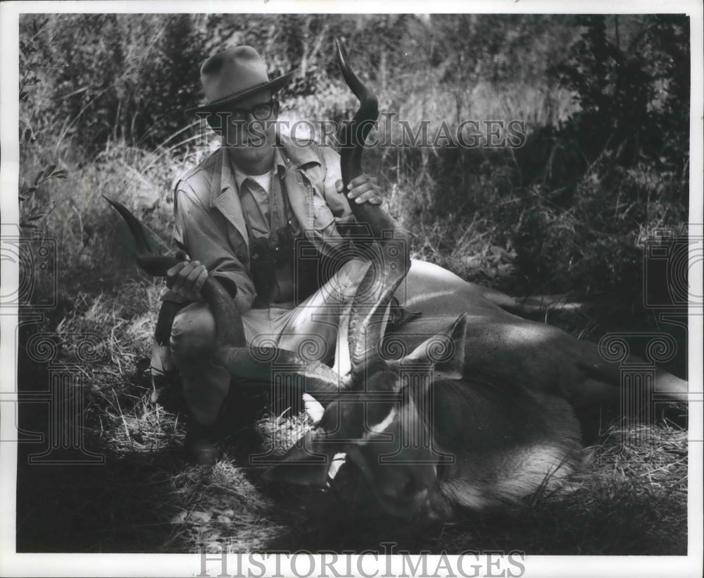 1963 Press Photo Great Kudu Displayed by William Schultz, on a museum expedition