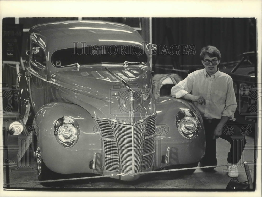1986 Press Photo Jeff Pogo Displays His Rebuilt 1940 Ford Two-Door Sedan- Historic Images