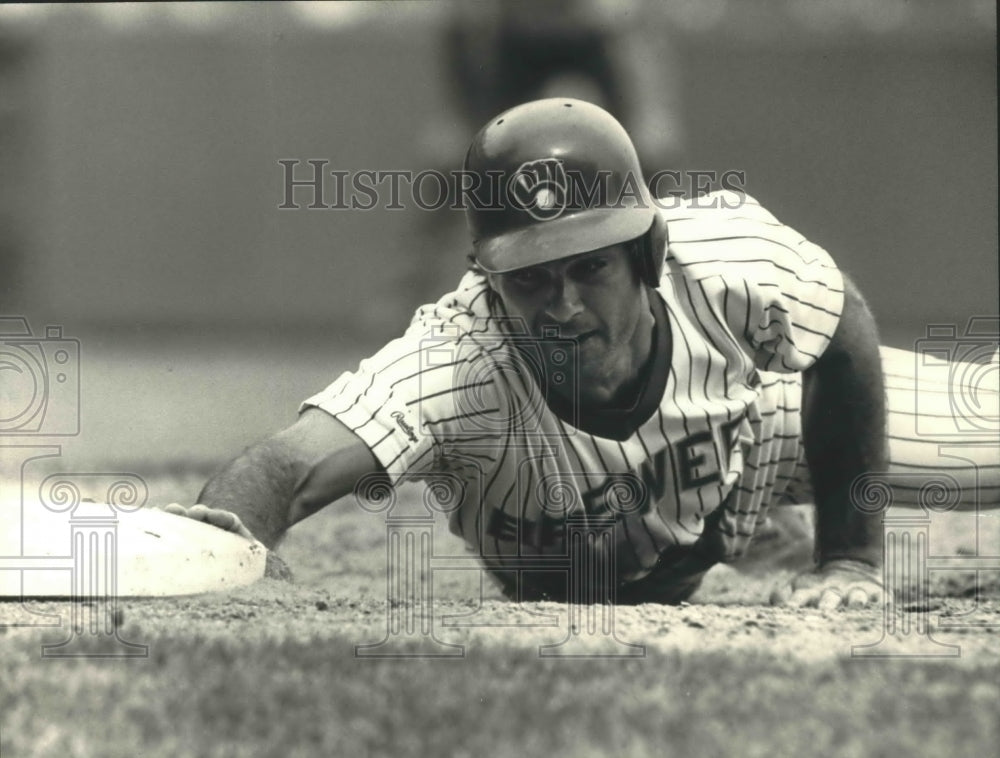 1987 Press Photo Paul Molitor of the Milwaukee Brewers, dives to first base- Historic Images