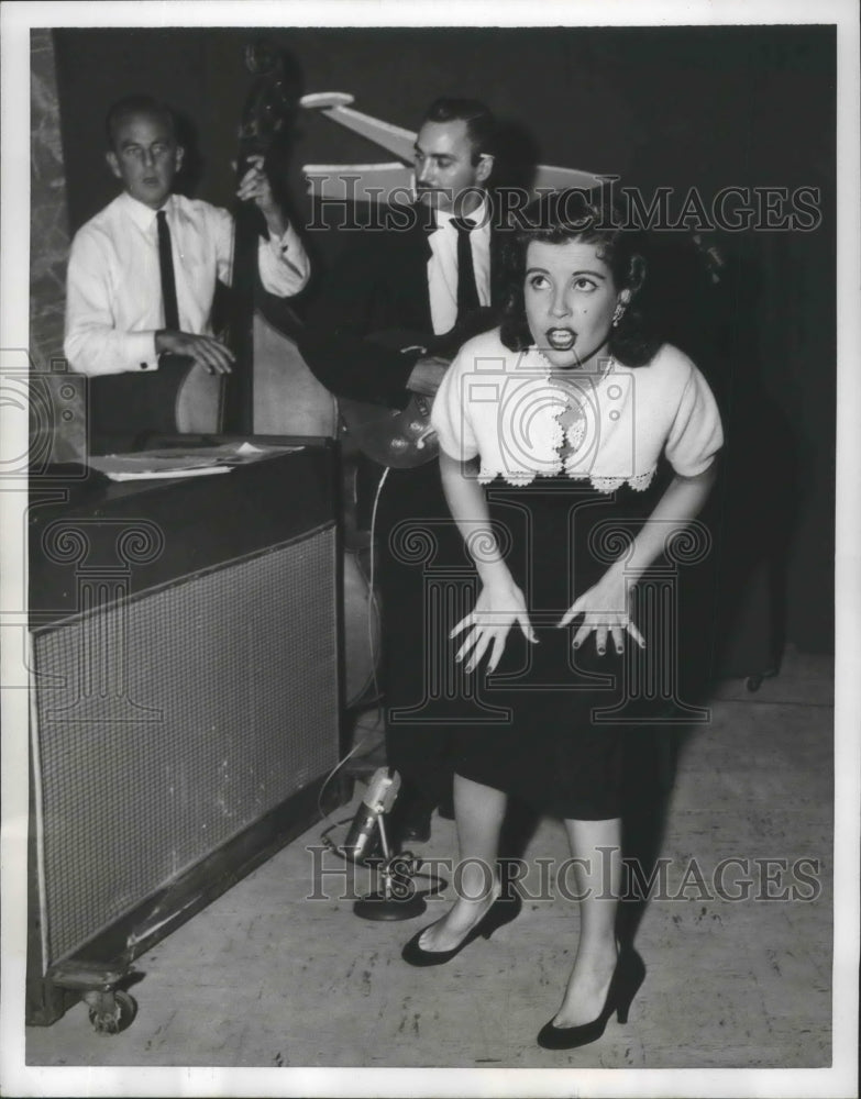 1955 Press Photo Gloria DeHaven leans over to check clock at WTVJ station, Miami