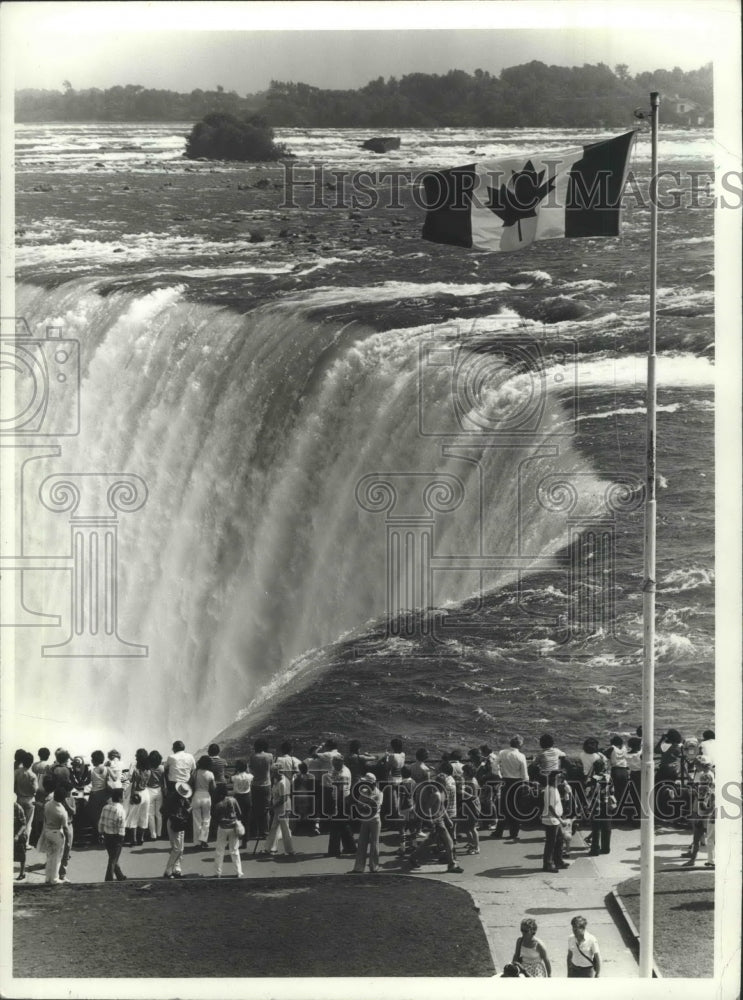 1982 Press Photo Visitors at Horseshoe Falls, Niagara Falls, Canada - mjx29797- Historic Images