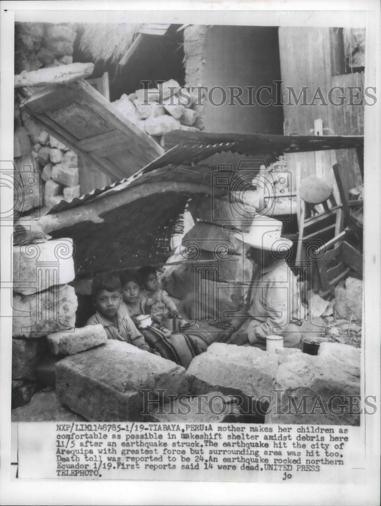 1958 Press Photo Mother and her children after an earthquake in Ecuador