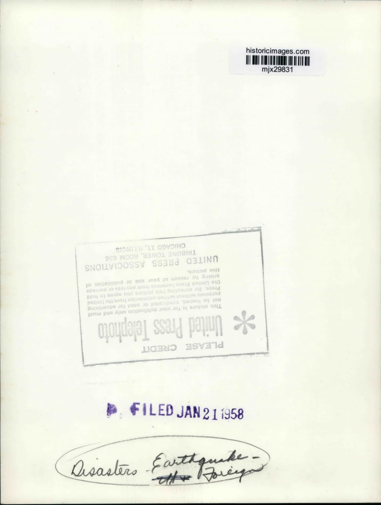 1958 Press Photo Mother and her children after an earthquake in Ecuador