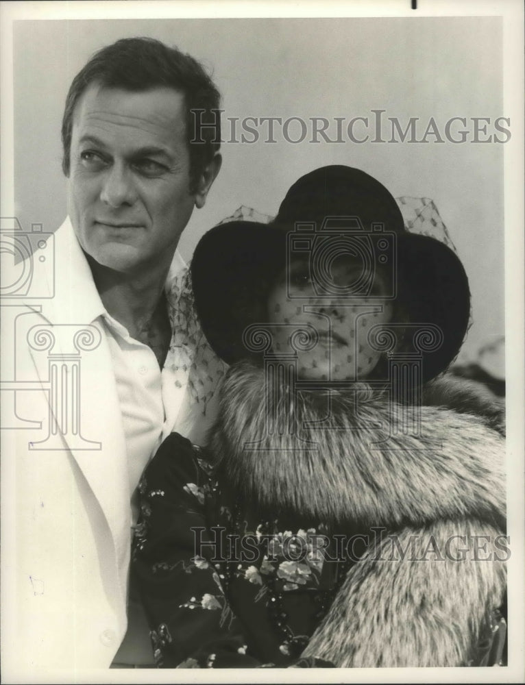 1975 Press Photo Tony Curtis and Brenda Vaccaro in "The Big Ripoff" - mjx30043- Historic Images
