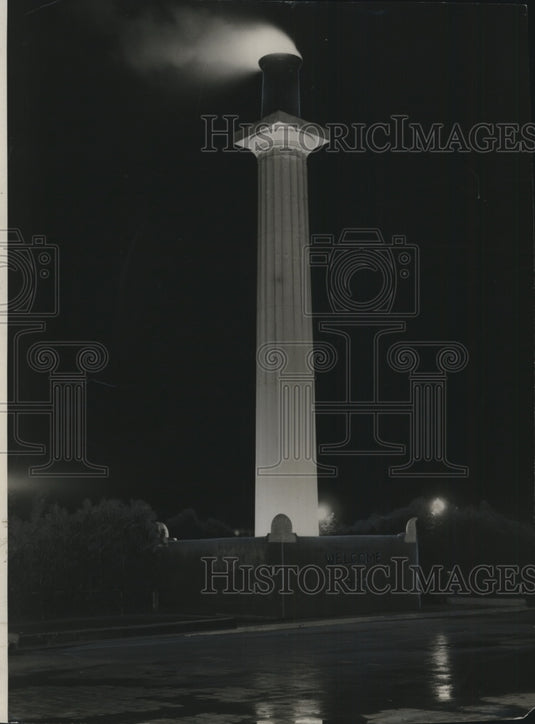 1933 Press Photo Welcome shaft for homecoming week and Elks convention lit up- Historic Images