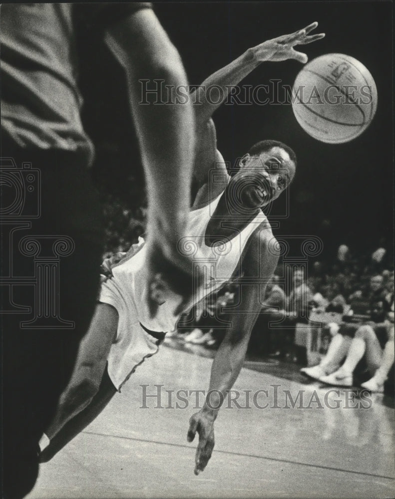 1983 Press Photo Sidney Moncrief of the Bucks tries to control basketball- Historic Images