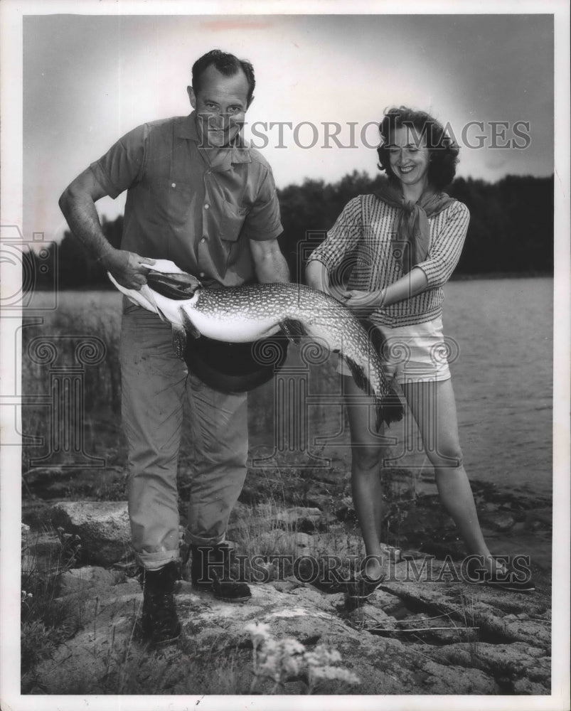 1960 Press Photo Mel Ellis and Bernice with a fish they caught in Sioux Narrows