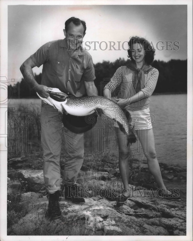 Load image into Gallery viewer, 1960 Press Photo Mel Ellis and Bernice with a fish they caught in Sioux Narrows
