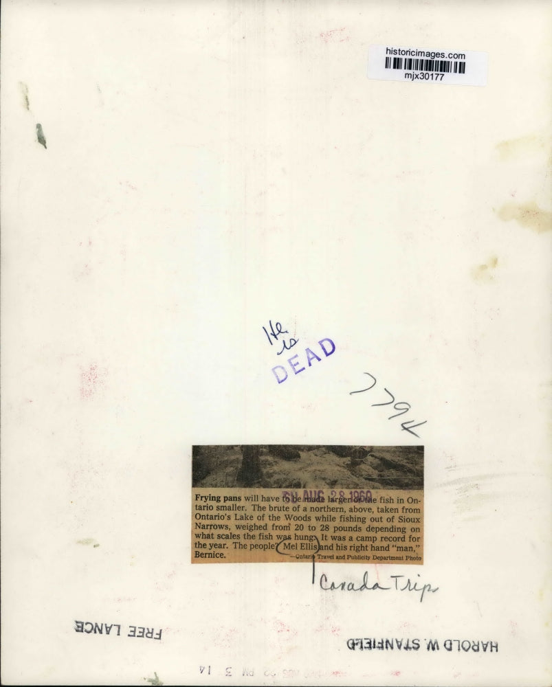 1960 Press Photo Mel Ellis and Bernice with a fish they caught in Sioux Narrows