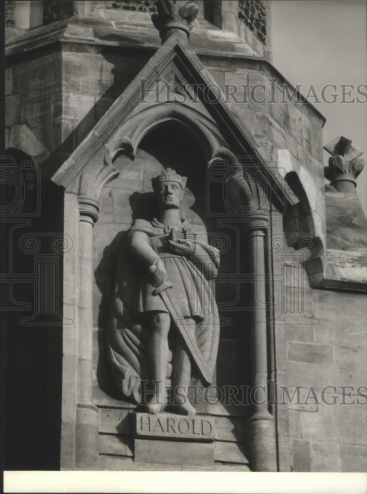 1966 Press Photo Statue of King Harold on wall of Waltham Abbey, Essex