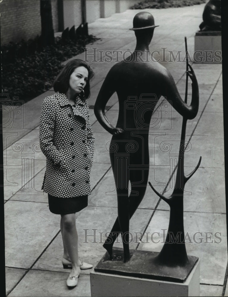 1987 Press Photo Leslie Caron views statue at New York&#39;s Museum of Modern Art- Historic Images