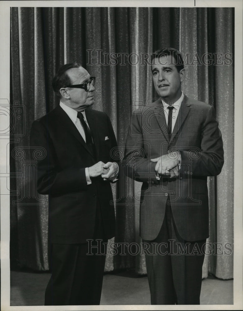 1964 Press Photo Jack Benny teaches Ernie Ford on The Tennessee Ernie Ford Hour- Historic Images