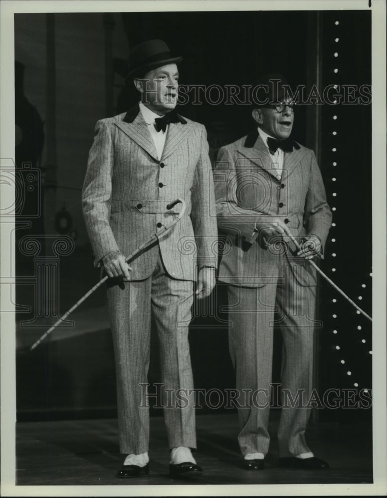 1982 Press Photo George Burns with Bob Hope on one of his shows - mjx30658- Historic Images