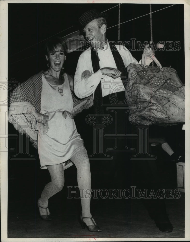 1987 Press Photo Petula Clark and Fred Astaire in &quot;Finian&#39;s Rainbow&quot; - mjx30668- Historic Images